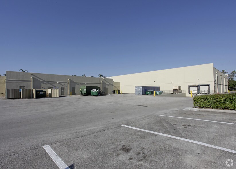 More Photos Of 700 N University Dr, Pembroke Pines General Retail For Lease