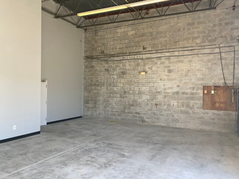 More Photos Of 10801 Sunset Plaza Cir, Fort Myers Showroom For Lease