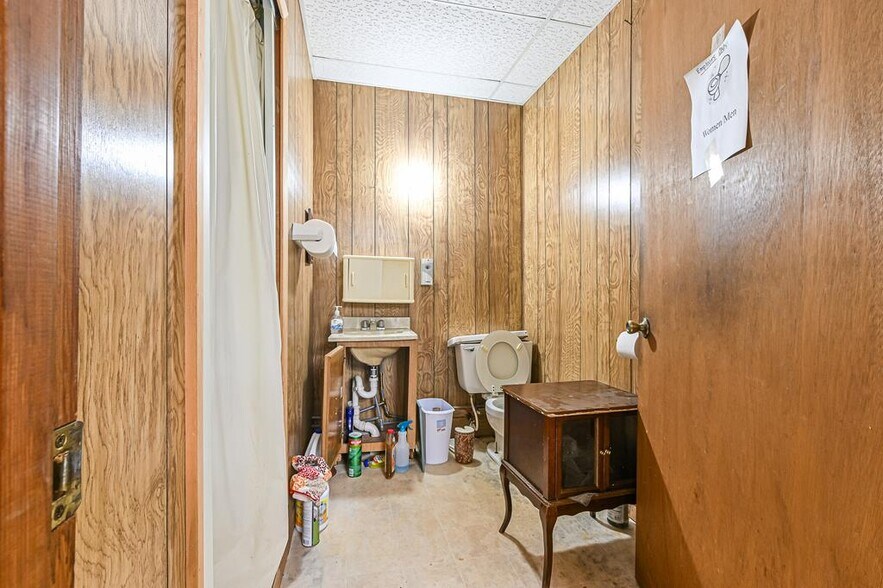 More Photos Of 1102 Mineral Wells Ave, Paris Office For Sale