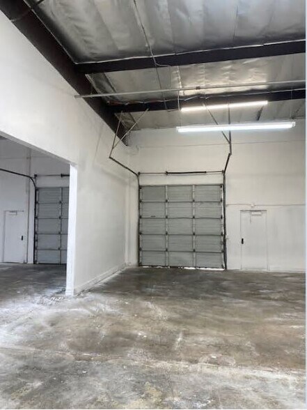 More Photos Of 330 N Wood Rd, Camarillo Warehouse For Lease