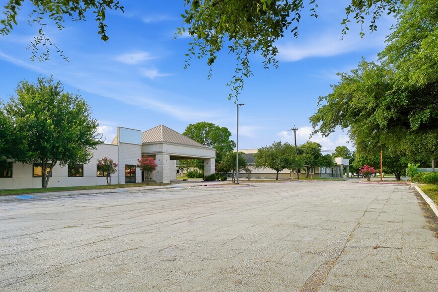 More Photos Of 7400 Barlite Blvd, San Antonio Medical For Lease