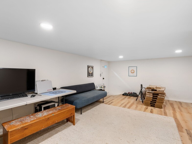 More Photos Of 1305 SE Belmont St, Portland Office For Sale