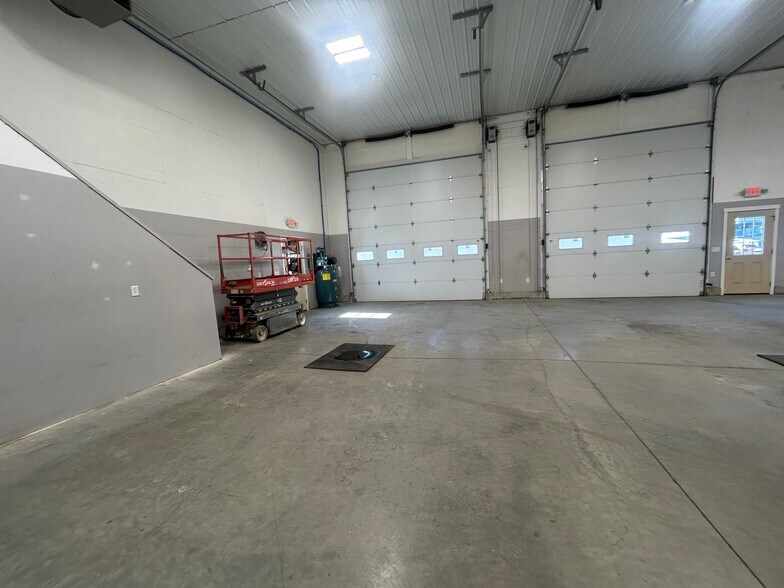 More Photos Of 2 Oxbow Pond Rd, Canterbury Warehouse For Lease