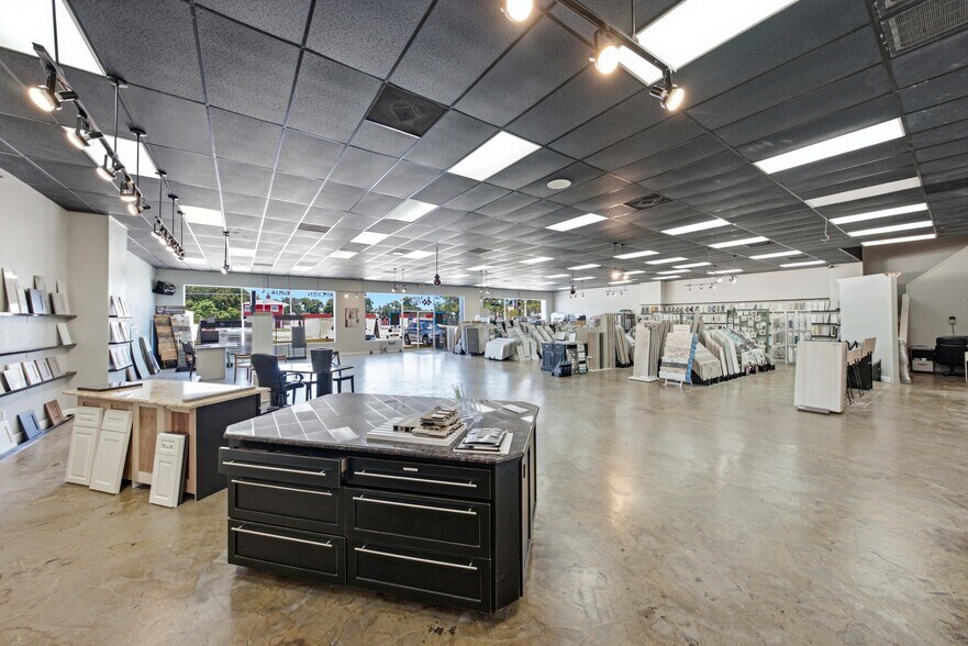 More Photos Of 2205 E Edgewood Dr, Lakeland Freestanding For Lease