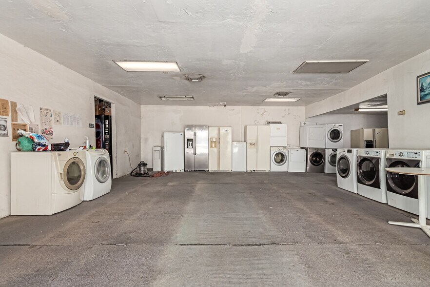 More Photos Of 5850 W Market St, Glendale Service For Sale
