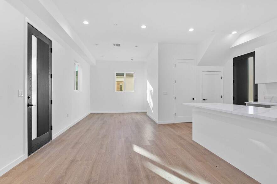 More Photos Of 6842 Cedros Ave, Van Nuys Apartments For Sale