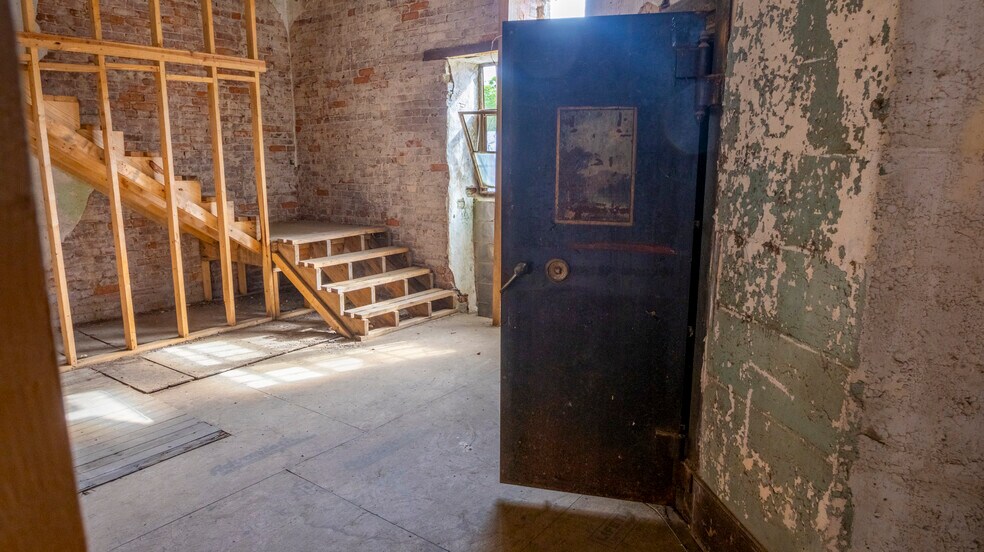 More Photos Of 82 Dromedary Street st, Woodbury Flex For Sale