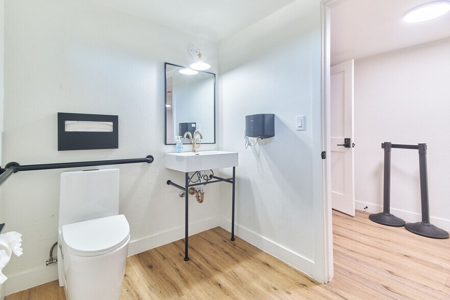 More Photos Of 586 Bonanza Trail, Big Bear Lake Office Residential For Sale