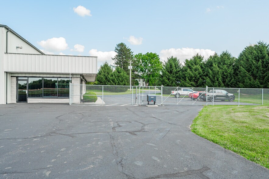 More Photos Of 300 Heath Rd, Heath Airplane Hangar For Sale