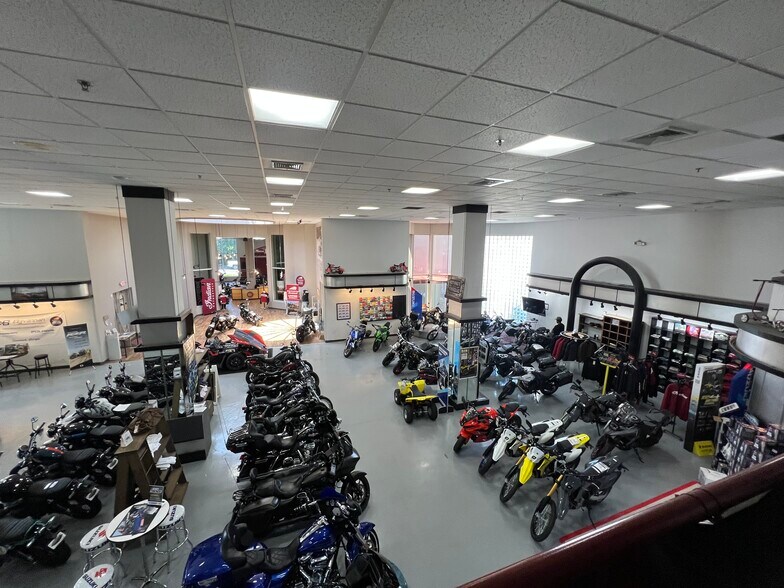 More Photos Of 6 Gateway Blvd W, Savannah Auto Dealership For Lease