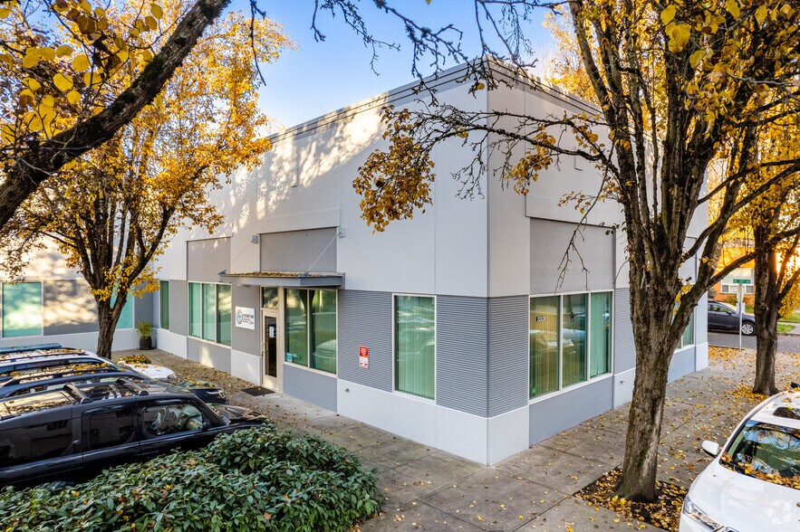 More Photos Of 2211-2233 NE Oregon St, Portland Flex For Lease
