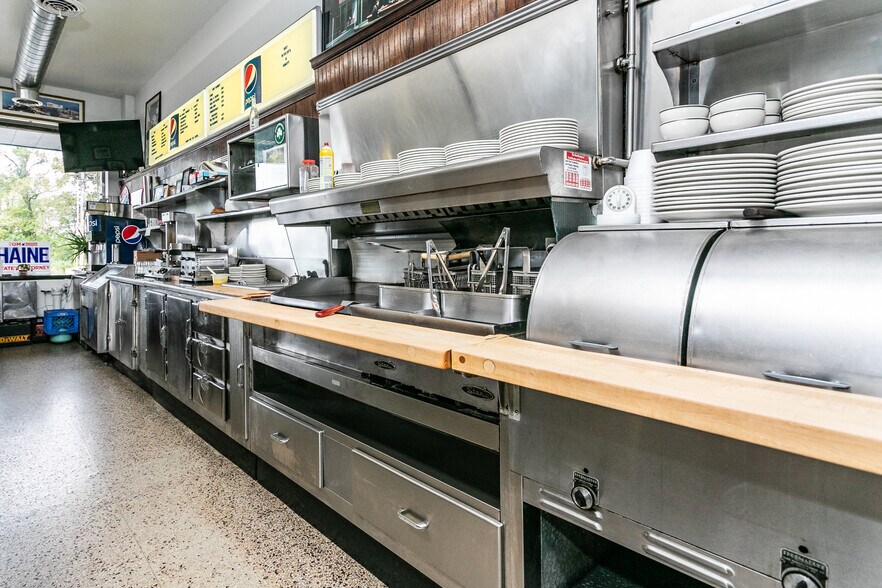 More Photos Of 1856 E Broadway, Alton General Retail For Sale