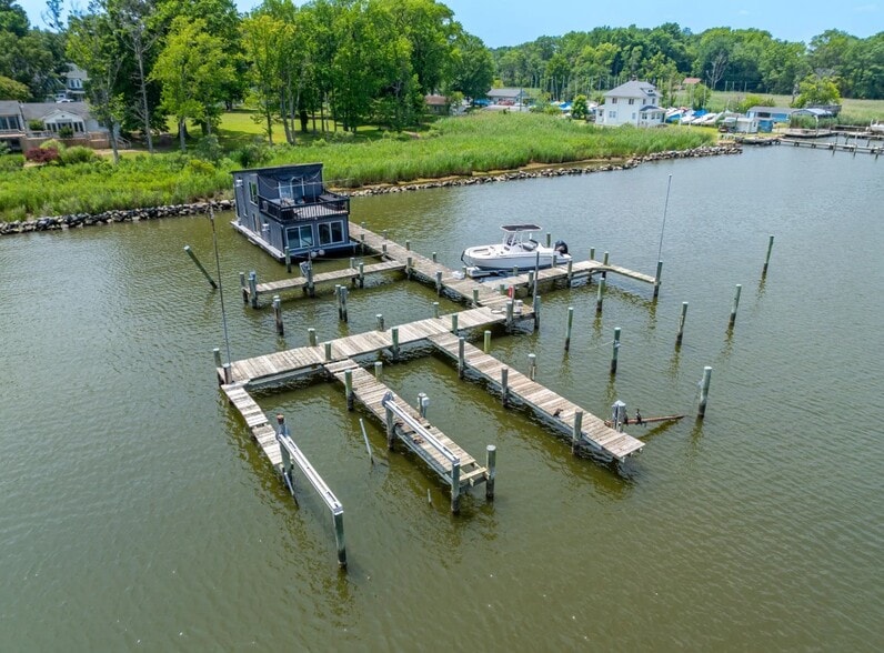 More Photos Of 1052 Old Turkey Point Rd, Edgewater Marina For Sale