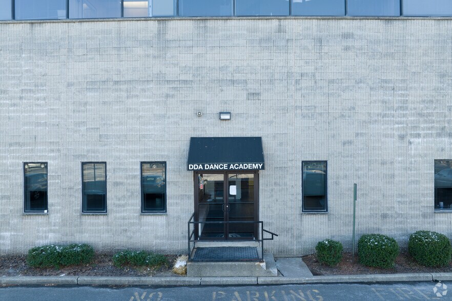 More Photos Of 40 Eisenhower Dr, Paramus Office For Lease