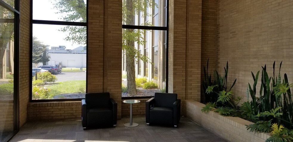 More Photos Of 101 Plaza East Blvd, Evansville Office For Lease