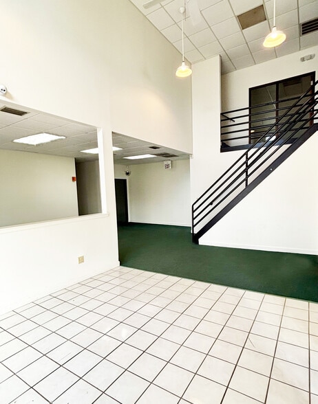 More Photos Of 5147 W Clifton St, Tampa Warehouse For Lease