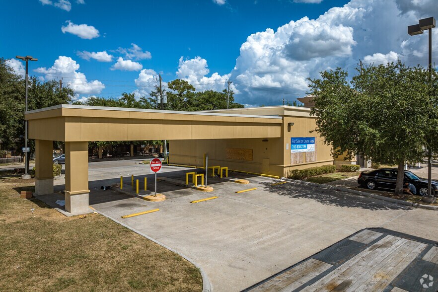 More Photos Of 2799 Fulton St, Houston Bank For Sale
