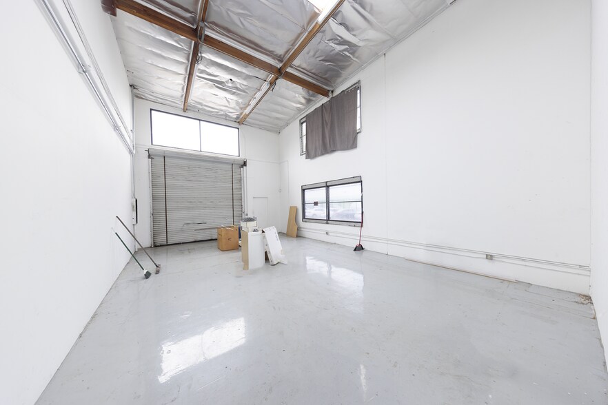 More Photos Of 7964 Arjons Dr, San Diego Light Manufacturing For Lease