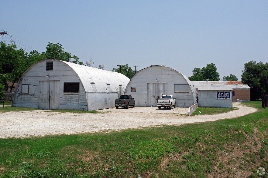 More Photos Of 1010 N Zarzamora St, San Antonio Warehouse For Sale
