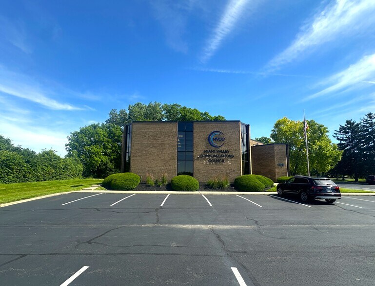 Primary Photo Of 1195 E Alex-Bell Rd, Centerville Office For Sale