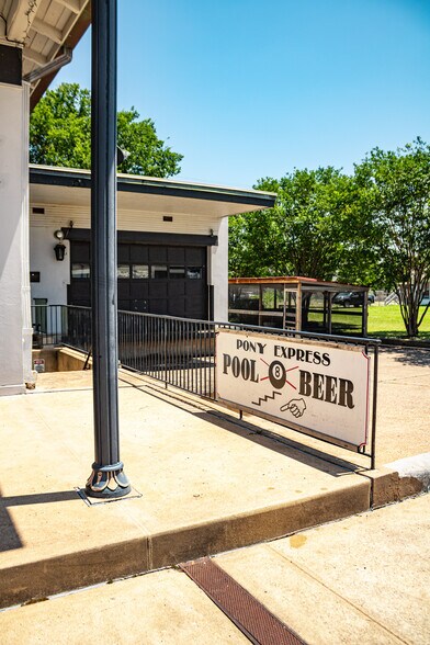 More Photos Of 302 S Magnolia St, Hearne Restaurant For Sale