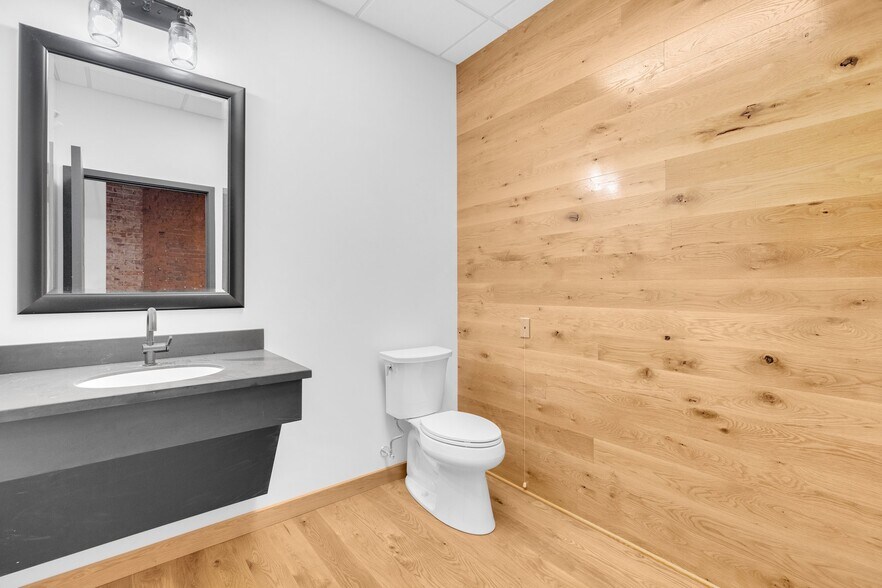 More Photos Of 35 Center St, Southington Storefront Retail Office For Lease