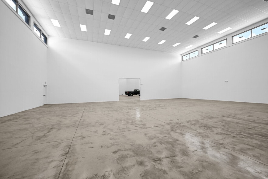 More Photos Of 210 NE 68th St, Miami Warehouse For Sale