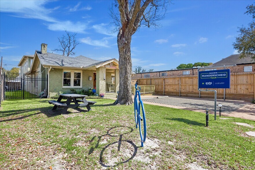 More Photos Of 638 Heights Blvd, Houston Office For Sale