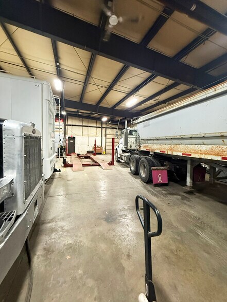 More Photos Of 128 Industrial Dr, Gilberts Warehouse For Lease
