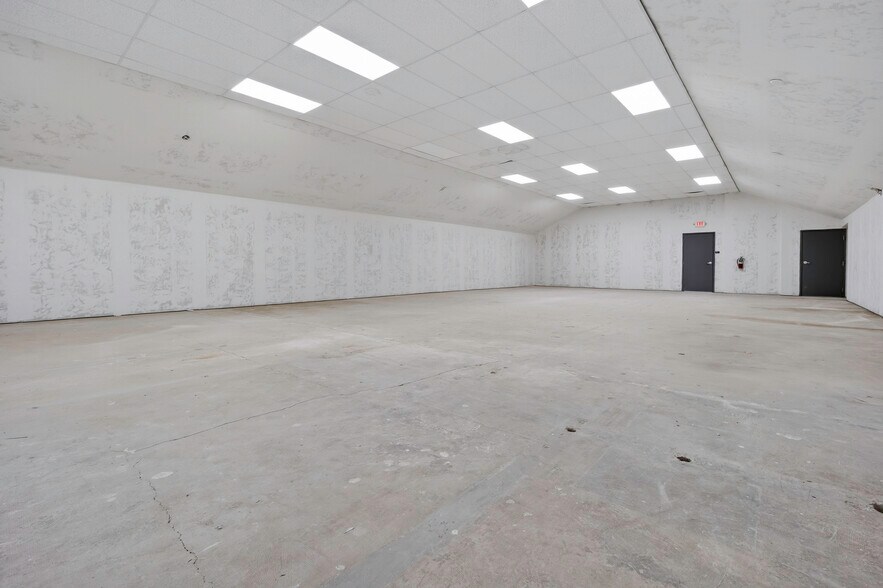 More Photos Of 4403-4411 SW 3rd St, Oklahoma City Showroom For Lease