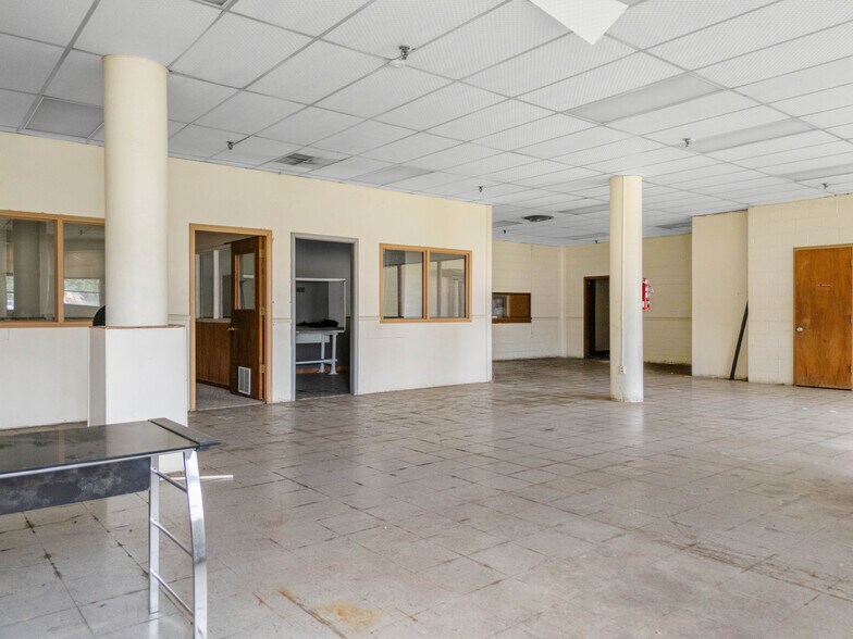 More Photos Of 501 W 10th St, Trenton Warehouse For Lease
