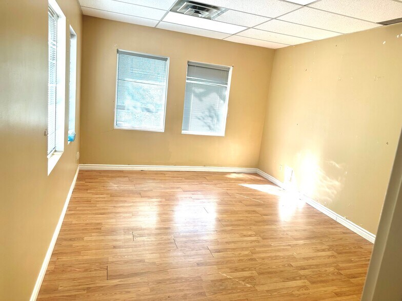 More Photos Of 2350-2352 Ch Herron, Dorval Office For Lease