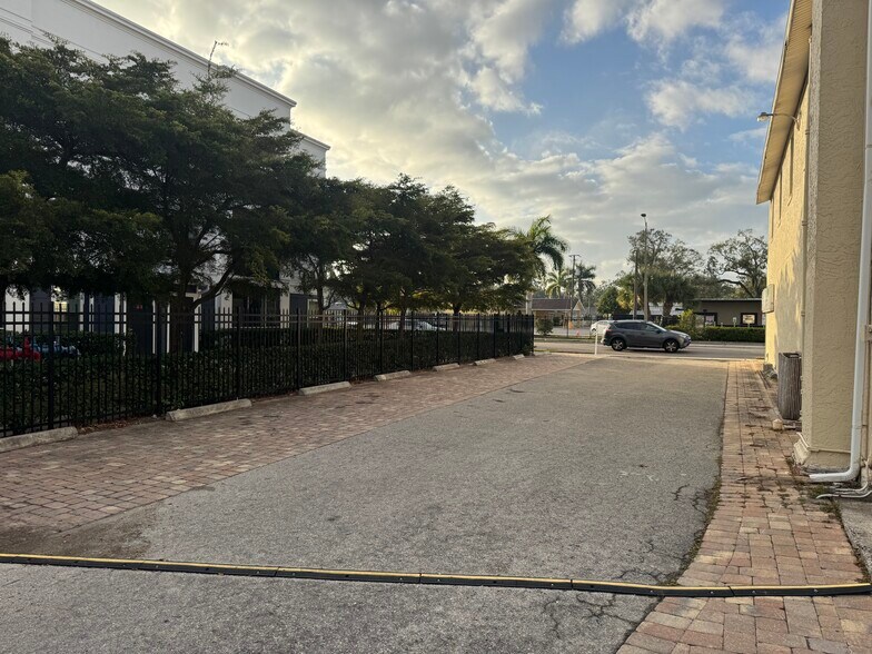 More Photos Of 1007 Manatee Ave, Bradenton Storefront Retail Office For Sale