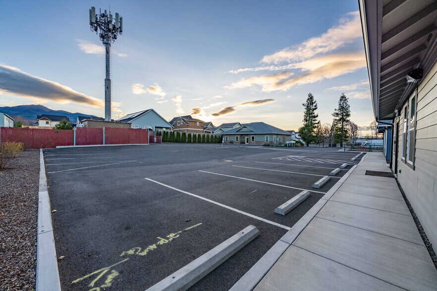 More Photos Of 296 S Pacific Hwy, Talent Medical For Sale