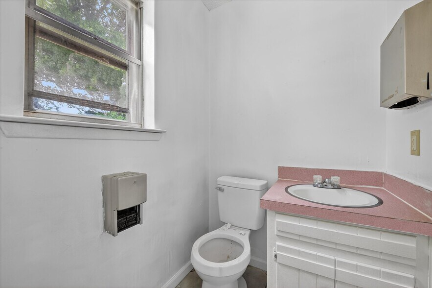 More Photos Of 936 E Highway 199, Springtown Freestanding For Sale