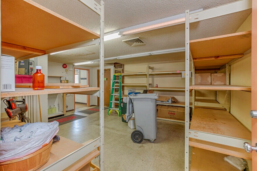 More Photos Of 915 Main Ave, Tillamook Veterinarian Kennel For Lease