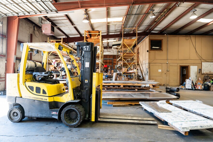 More Photos Of 1630 N Interstate 35 E, Lancaster Flex For Sale