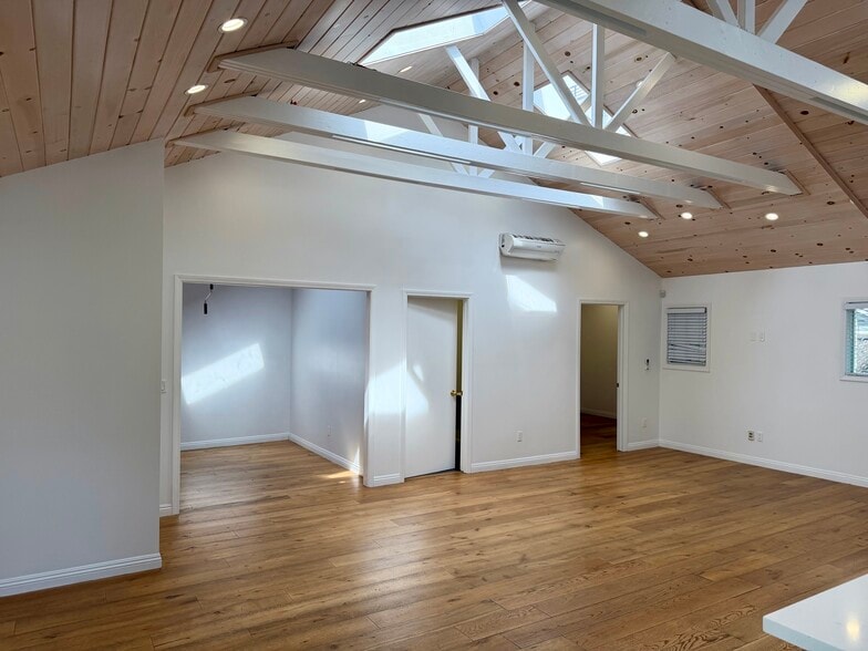 More Photos Of 798 Main St, Venice Storefront Retail Office For Lease