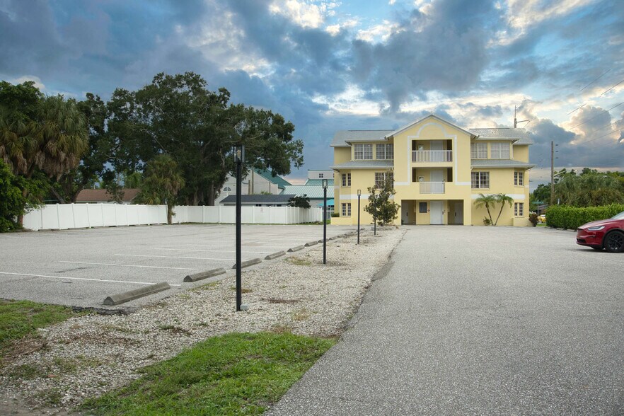 More Photos Of 1617 S Tuttle Ave, Sarasota Medical For Sale