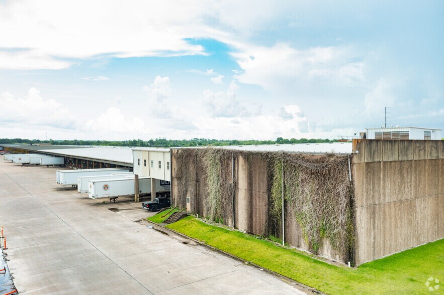 More Photos Of 5800 Mesa Dr, Houston Truck Terminal For Lease