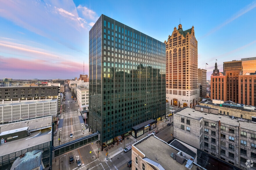 More Photos Of 111 E Wisconsin Ave, Milwaukee Office For Lease