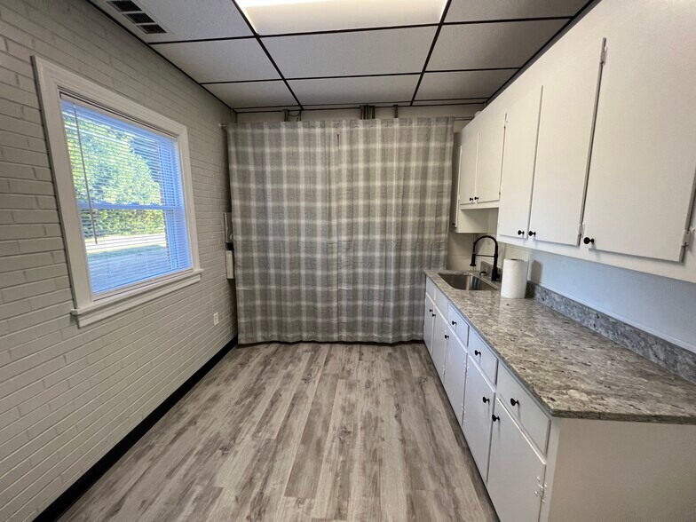 More Photos Of 1821 E Nine Mile Rd, Highland Springs Office For Lease