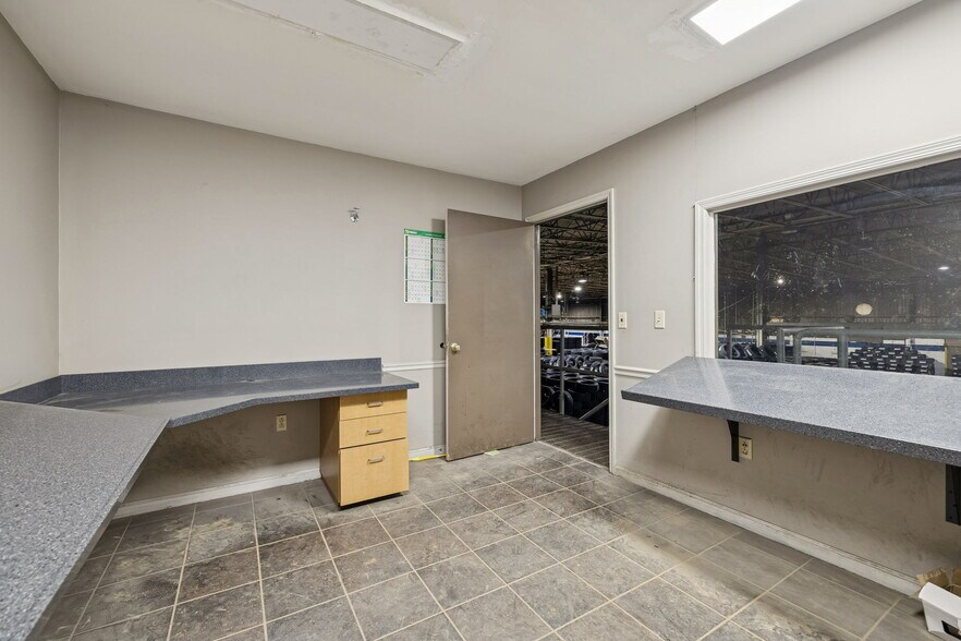 More Photos Of 411 Industrial Dr, White House Manufacturing For Lease