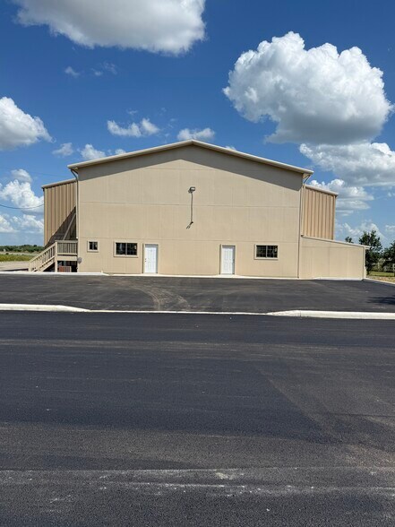 More Photos Of 3411 FM465, Seguin Warehouse For Lease
