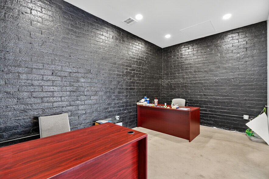More Photos Of 6023 Hazeltine Ave, Van Nuys Warehouse For Lease