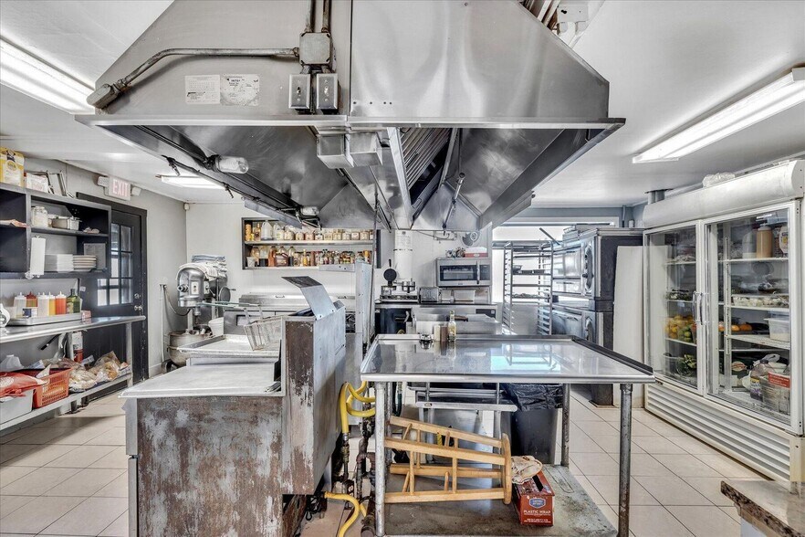 More Photos Of 225 Iyannough Rd, Hyannis Restaurant For Sale