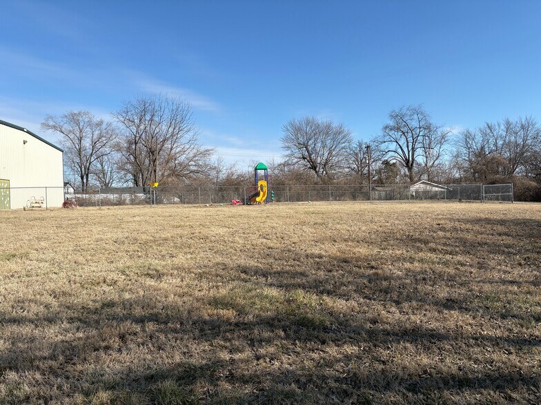 More Photos Of 10112 Royal Dr, Saint Louis Schools For Lease