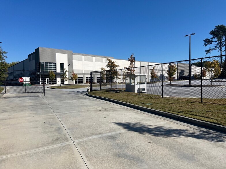 More Photos Of 6525 Mall Blvd, Union City Warehouse For Lease
