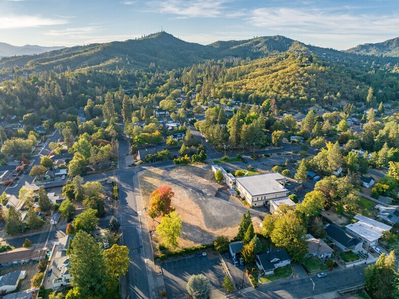 More Photos Of 715 NW Dimmick St, Grants Pass Office For Sale