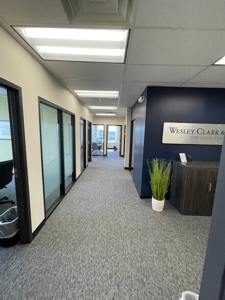 More Photos Of 125 Wolf Rd, Albany Medical For Lease